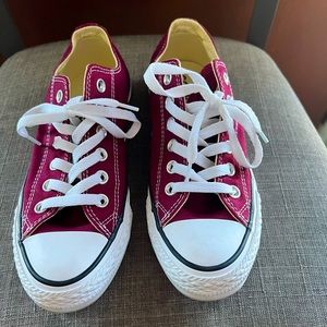 Burgundy converse size 7